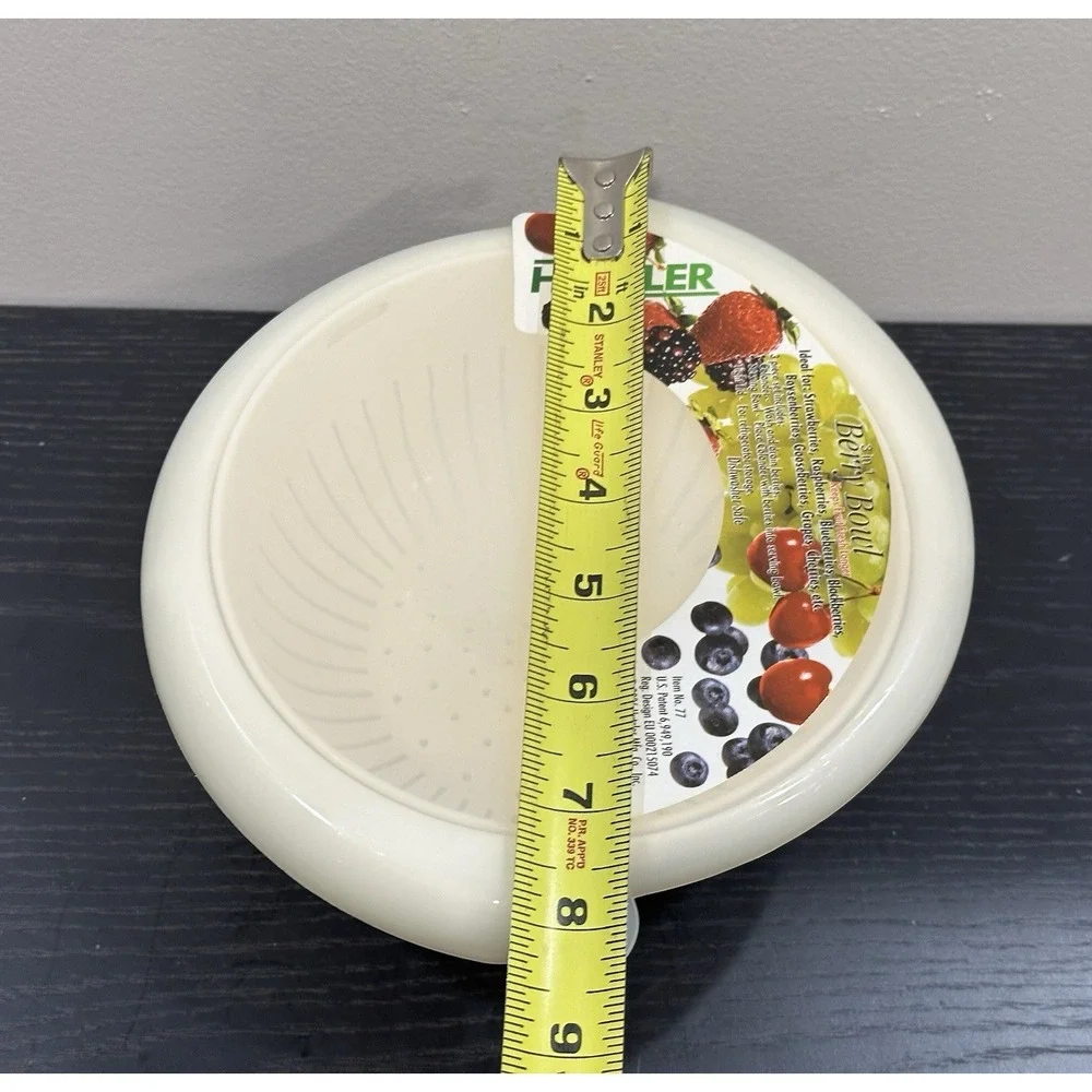 HUTZLER ~ Plastic 3 in 1 BERRY BOWL 1 Quart, 3 Piece: Bowl, Lid, Colander ~White